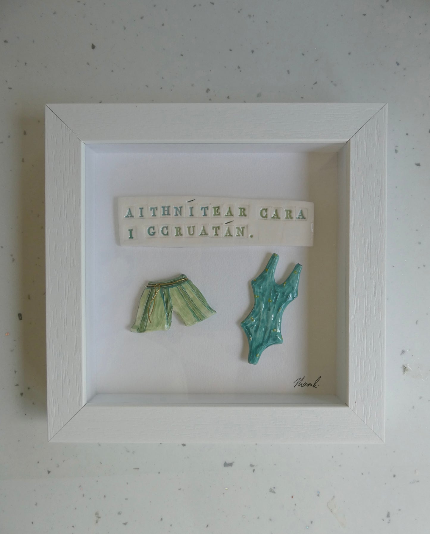 Framed Porcelain - Aithnítear cara i gcruatán.