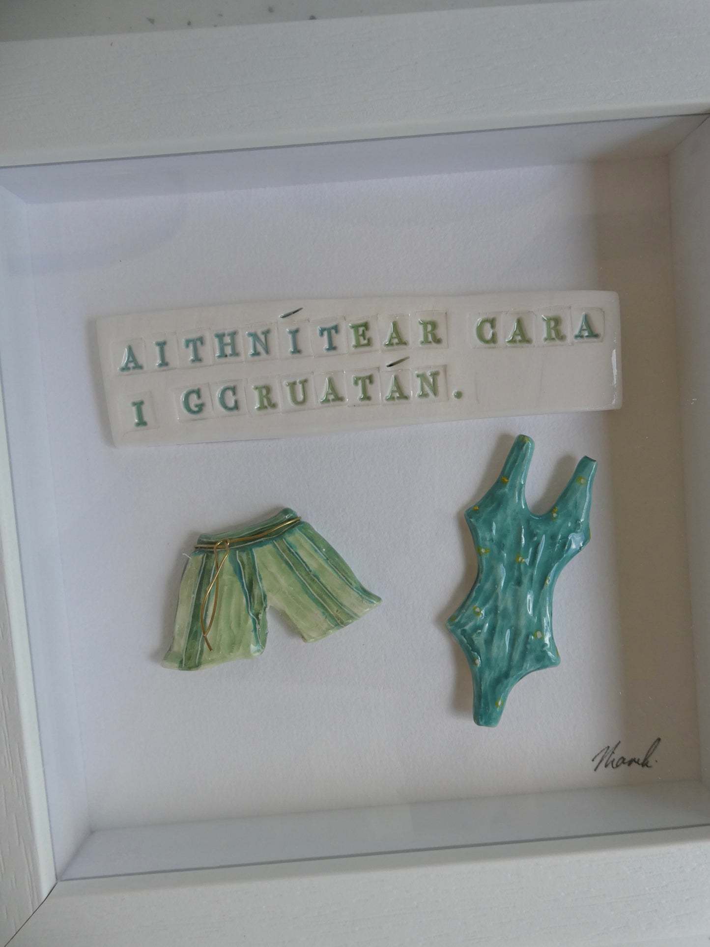 Framed Porcelain - Aithnítear cara i gcruatán.