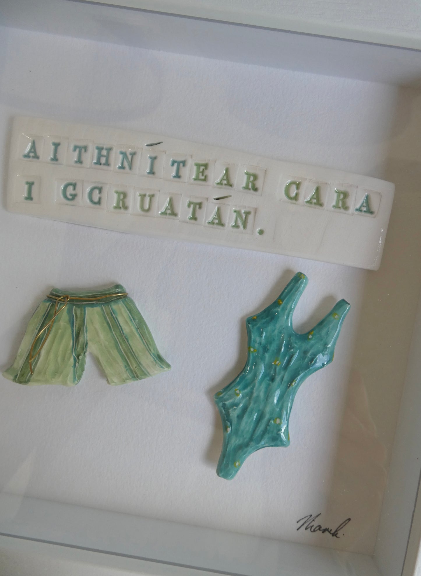 Framed Porcelain - Aithnítear cara i gcruatán.
