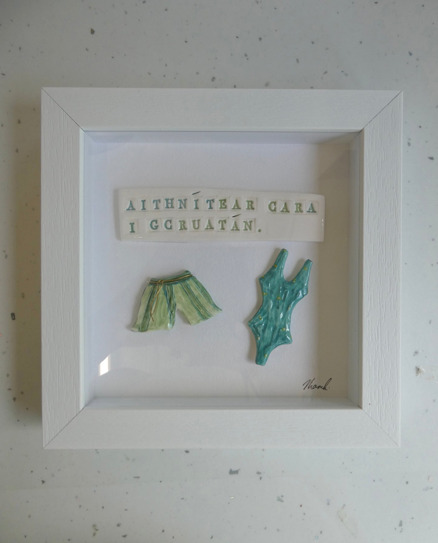 Framed Porcelain - Aithnítear cara i gcruatán.