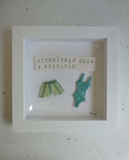Framed Porcelain - Aithnítear cara i gcruatán.